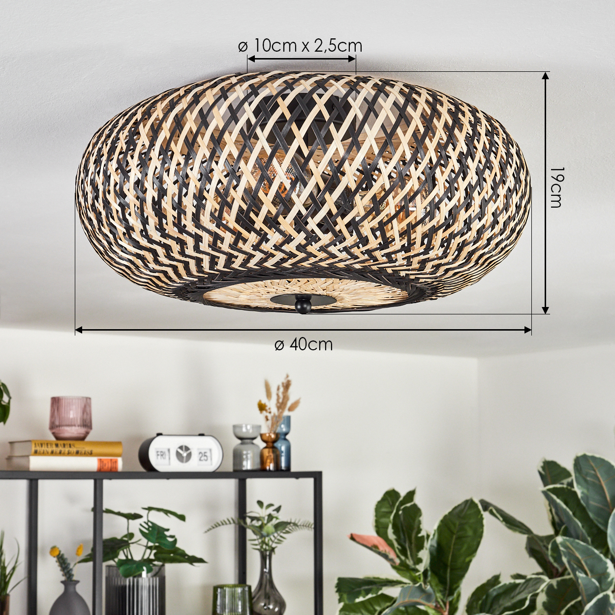 Eine Deckenlampe aus gewebtem Bambus mit Maßen wird gezeigt. Darunter befindet sich ein Regal mit Büchern, Vasen und Pflanzen.