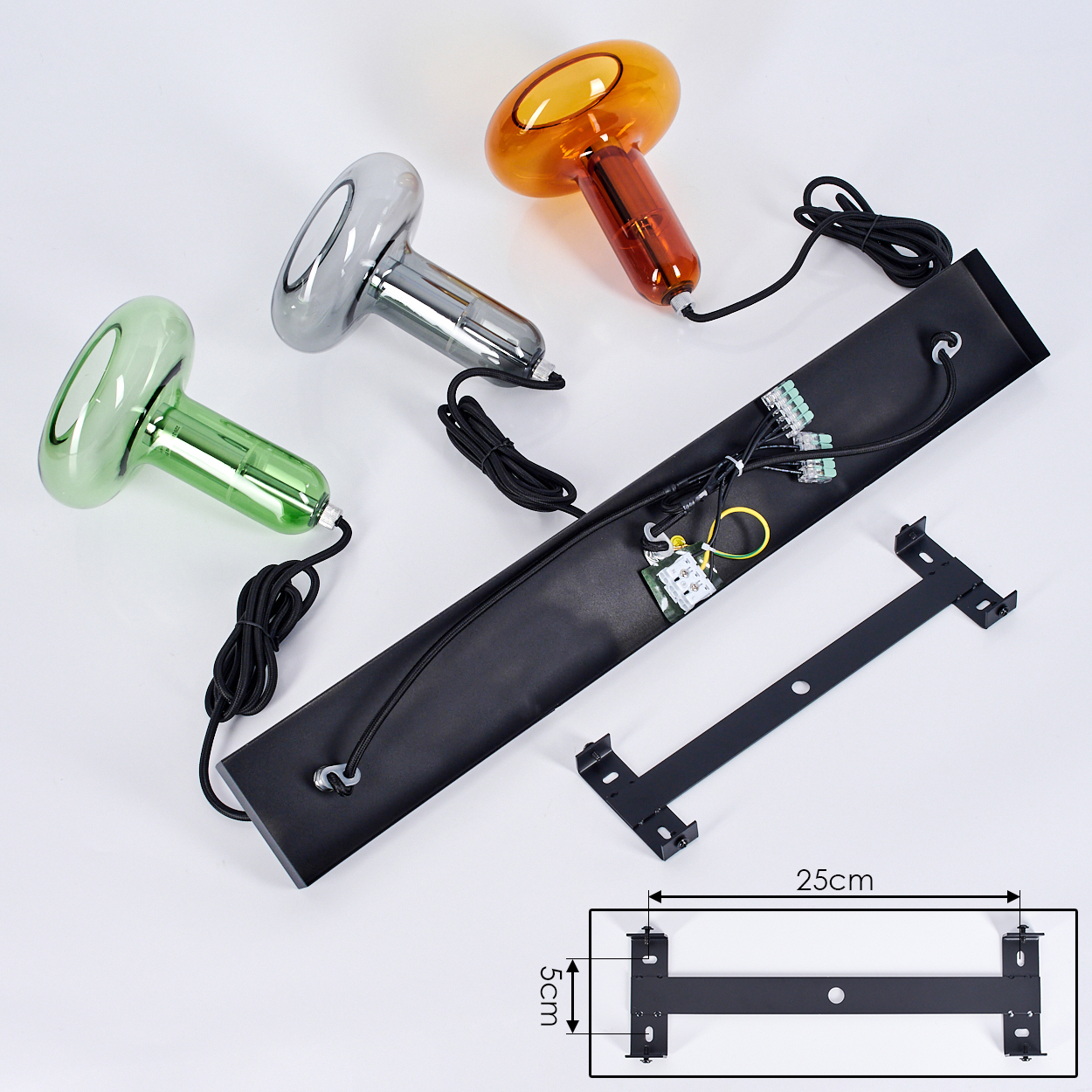 Drei bunte Glaslampen, eine schwarze Halterung und eine Metallhalterung mit Abmessungen, alles auf weißem Hintergrund.