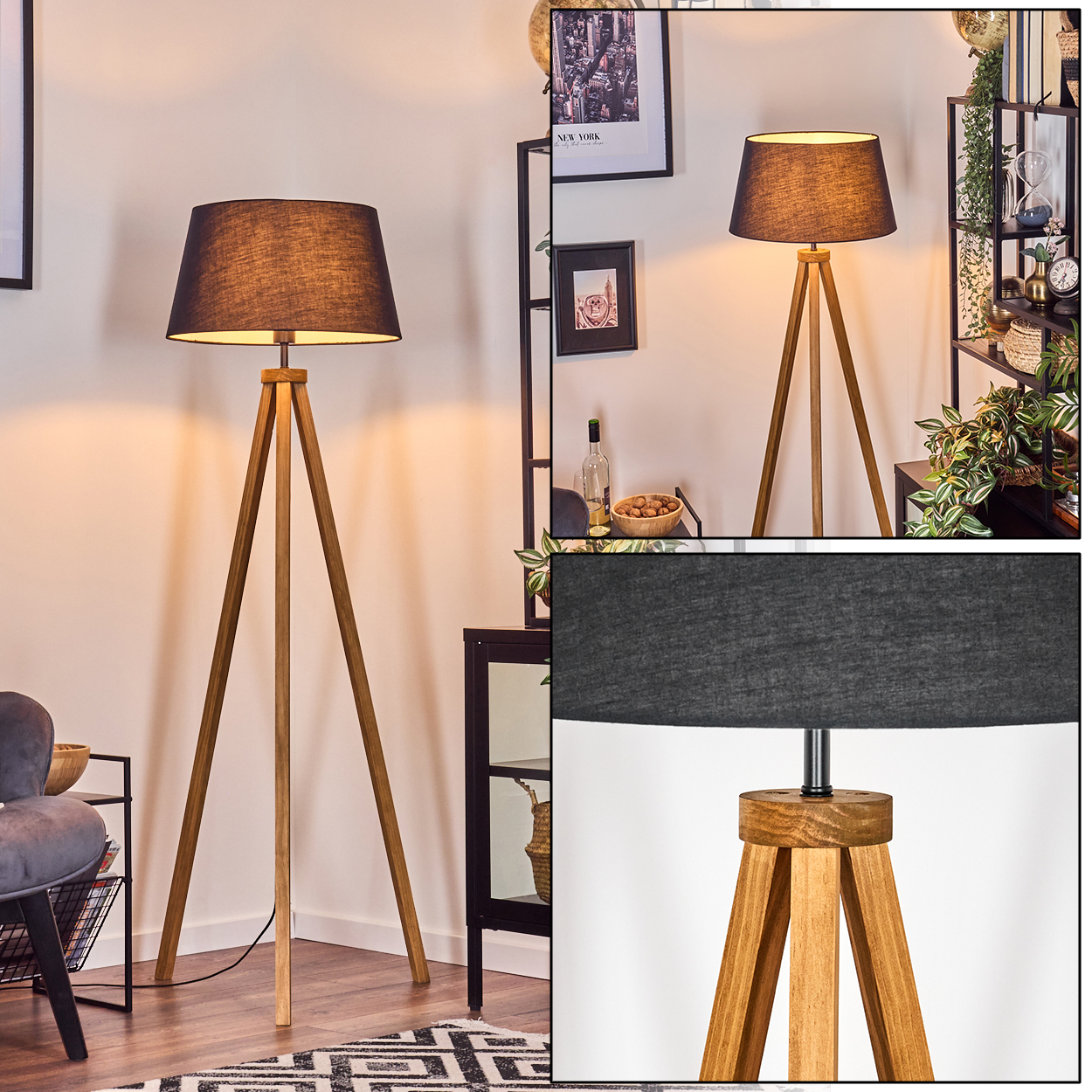 Eine hölzerne Stativ-Stehlampe mit schwarzem Lampenschirm steht in einem Raum. Regale, ein Bild und ein Stuhl sind ebenfalls sichtbar.