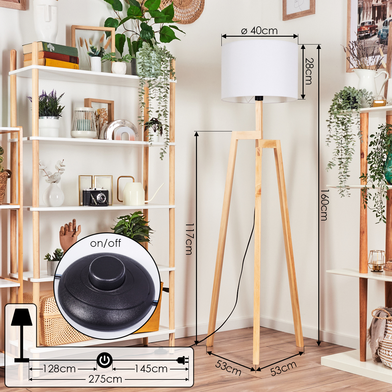 Eine Holz-Stehlampe mit weißem Lampenschirm steht in einer Ecke. Regale mit Pflanzen und Dekorationen auf beiden Seiten.