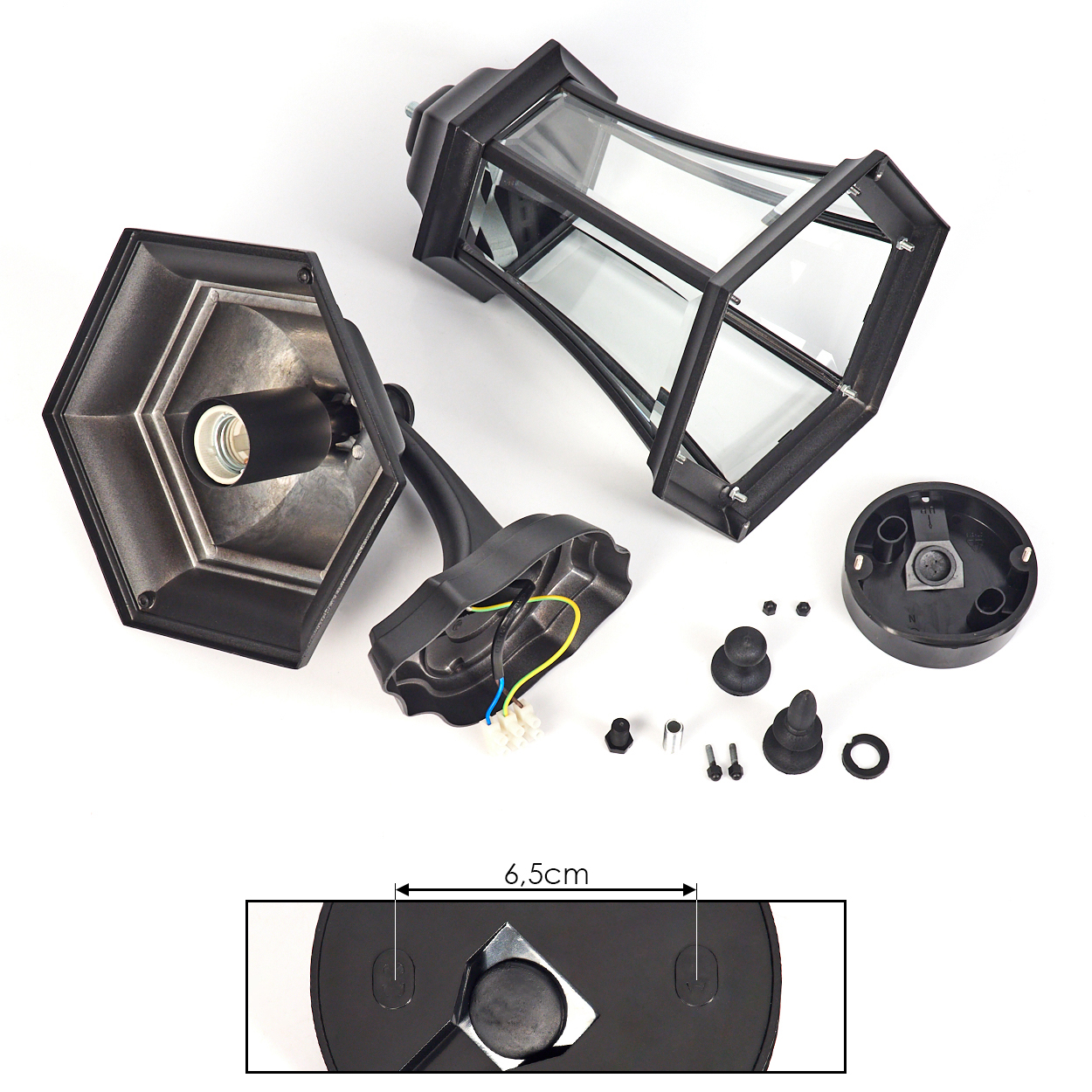 Zerlegte schwarze Außenlampe auf weißem Hintergrund. Teile umfassen eine sechseckige Basis, Glaslaterne und verschiedene Schrauben.