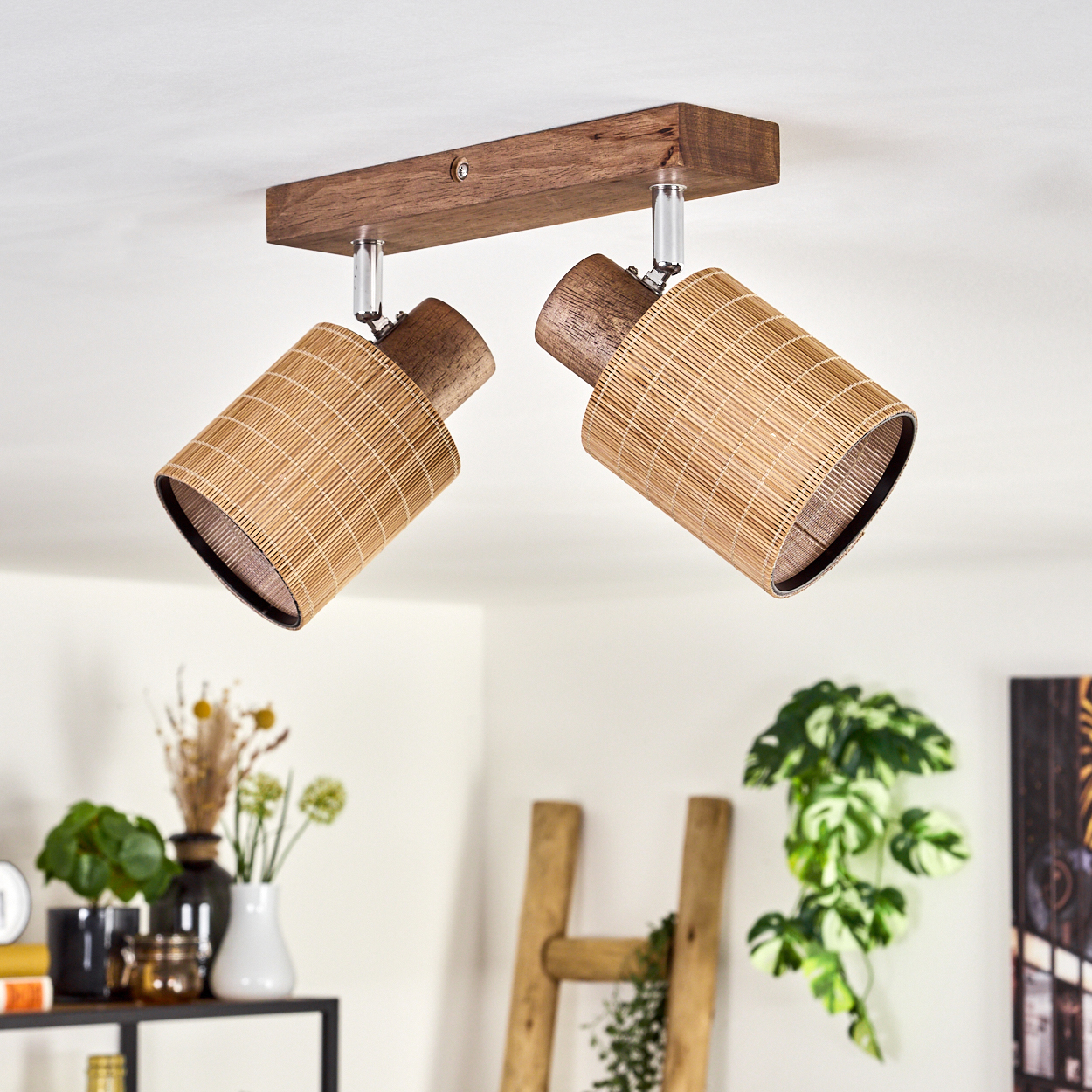 Deckenleuchte mit zwei zylindrischen Lampen. Lampen aus geflochtenem Bambus mit Holzakzenten. Die Decke ist weiß.