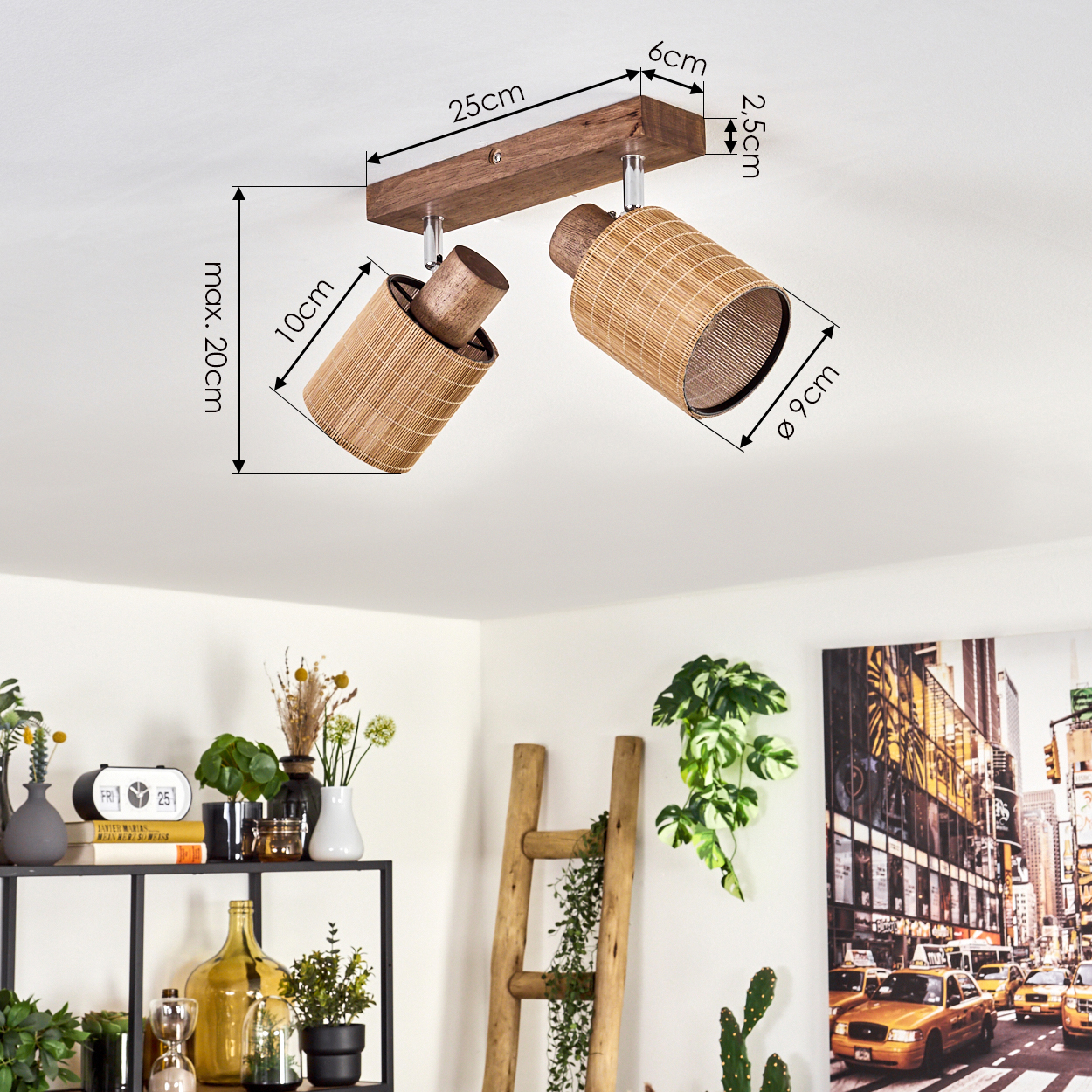Eine Deckenleuchte mit zwei Bambus-Schirmen ist montiert. Eine Holzleiter und Dekoration befinden sich im Raum. Eine New Yorker Straßenszene an der Wand.