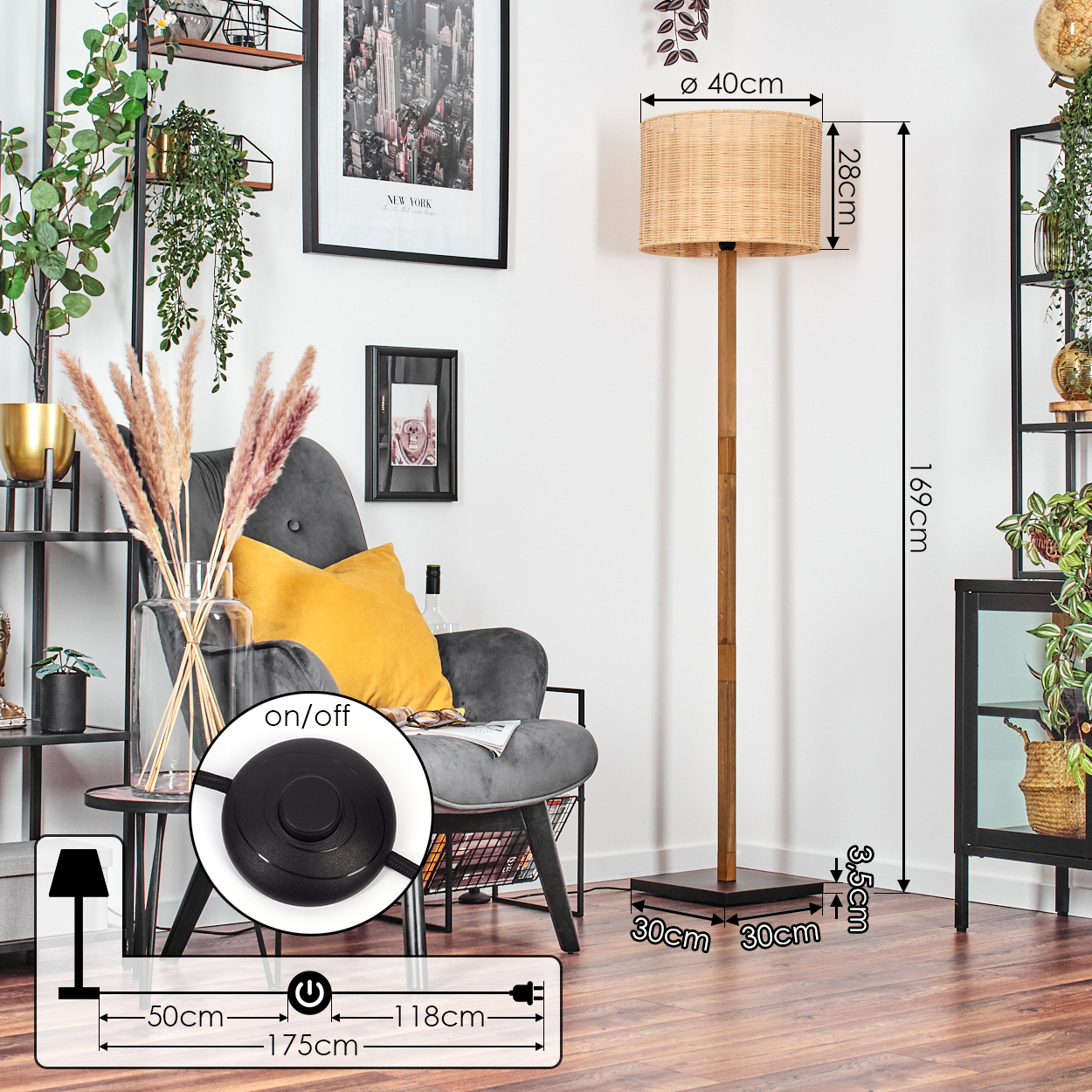 Eine Stehlampe mit einem Lampenschirm aus Korbgeflecht steht neben einem grauen Sessel. Ein New York-Bild hängt an der Wand. Pflanzen und Deko.