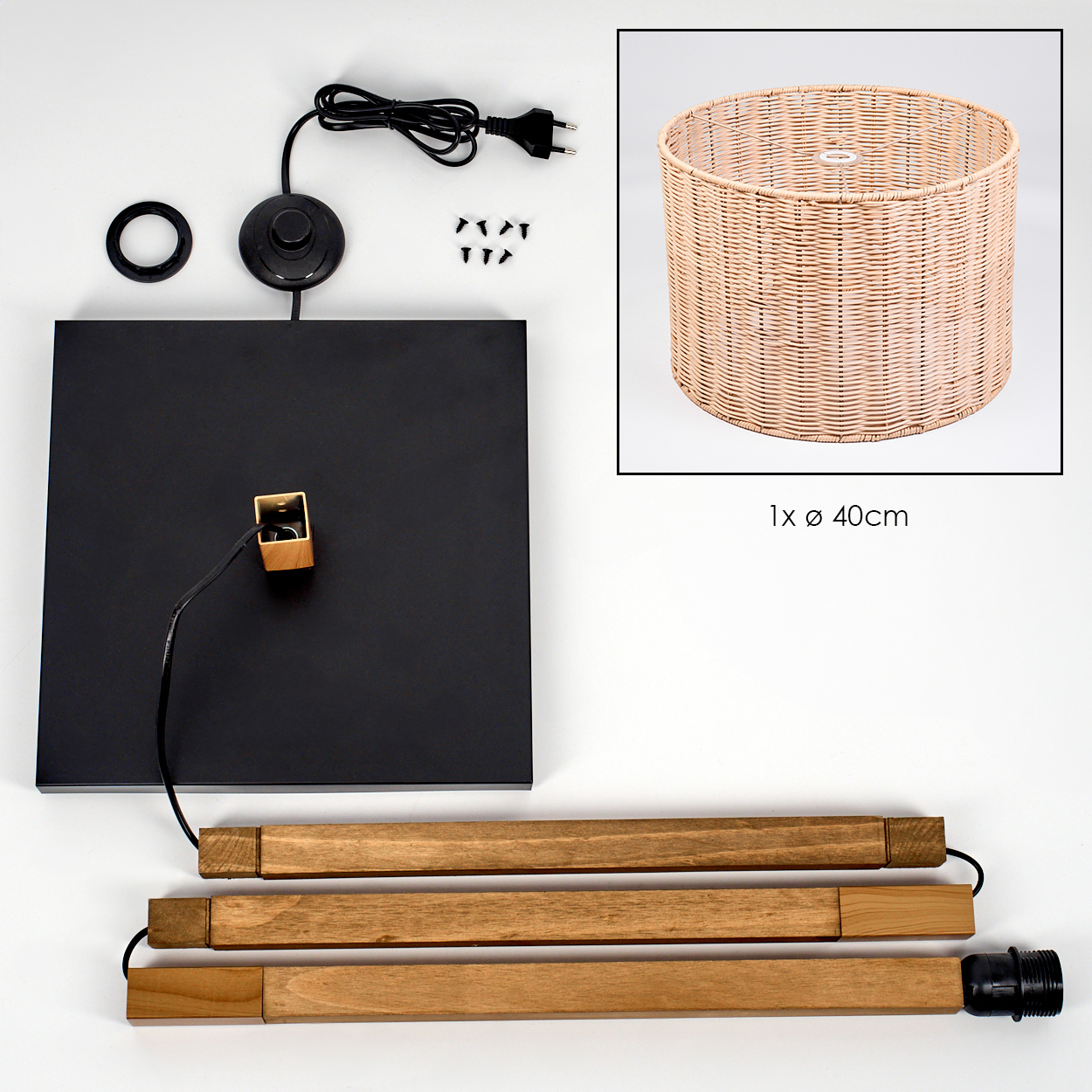 Komponenten einer Lampe: schwarze Basis, Lampenschirm aus Rattan (40cm), Holzstäbe, Netzkabel, Schrauben und eine Lampenfassung.