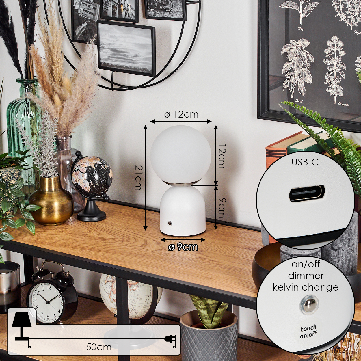 Eine weiße Tischlampe mit rundem Schirm steht auf einem Holzregal mit Deko. Abmessungen sind beschriftet. Nahaufnahme zeigt USB-C und Ein/Aus-Bedienelemente.