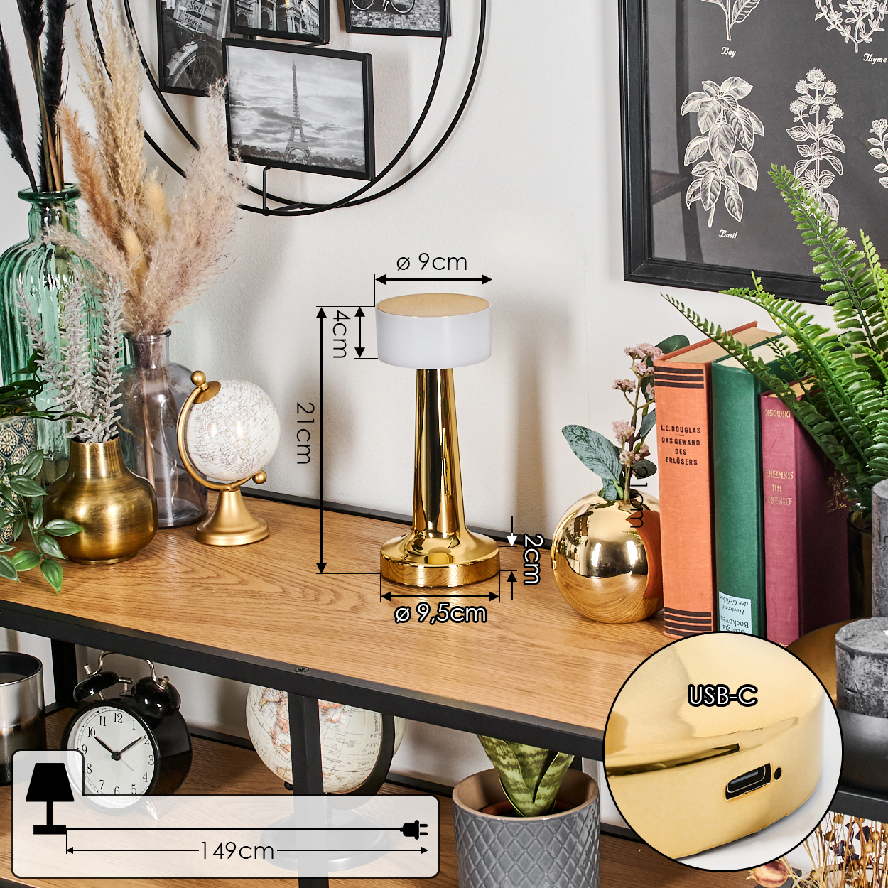 Eine goldene Lampe (21 cm) steht auf einem Holzregal mit Dekoration. Eine Uhr, Globen und Bücher sind ebenfalls sichtbar. Ein USB-C-Anschluss ist ebenfalls abgebildet.