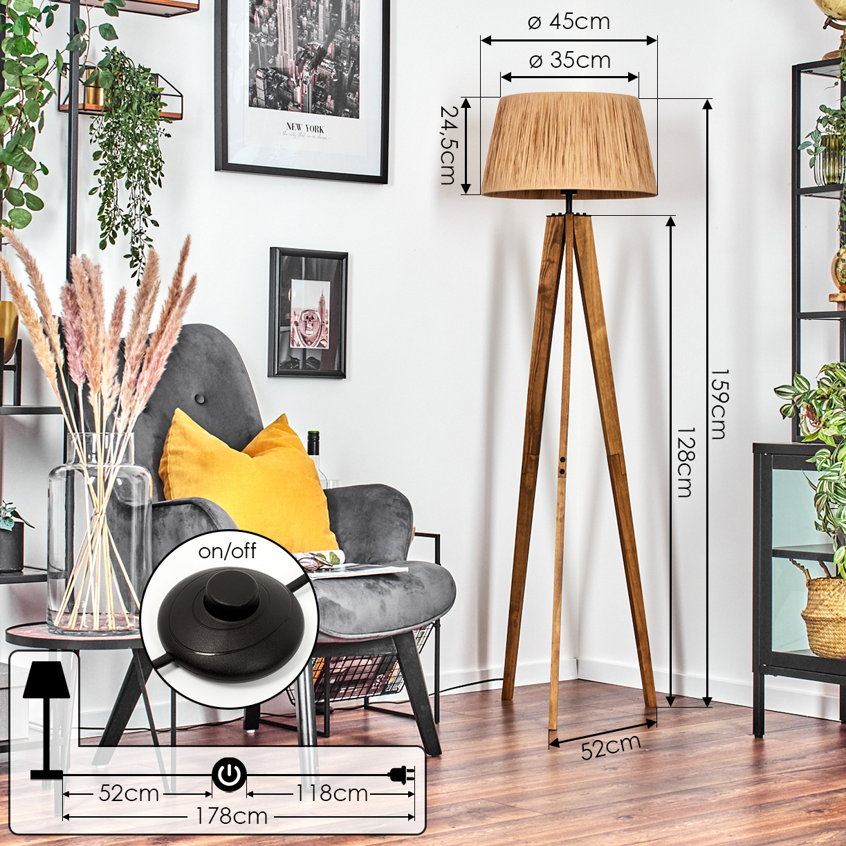 Ein Wohnzimmer mit einer hohen Holzlampe, einem grauen Sessel mit gelbem Kissen und einem Tisch mit Vase.