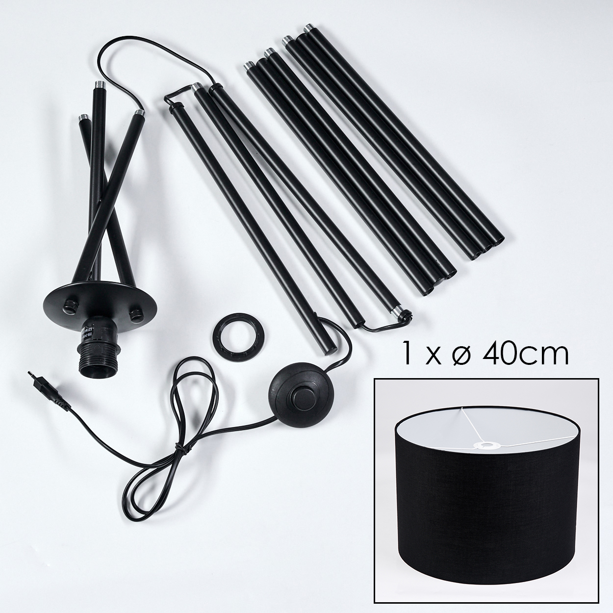 Zerlegte schwarze Lampenteile auf weißem Hintergrund. Enthält Stangen, Sockel, Schirm und Fußschalter. Ein Schirm mit 40 cm Durchmesser wird gezeigt.