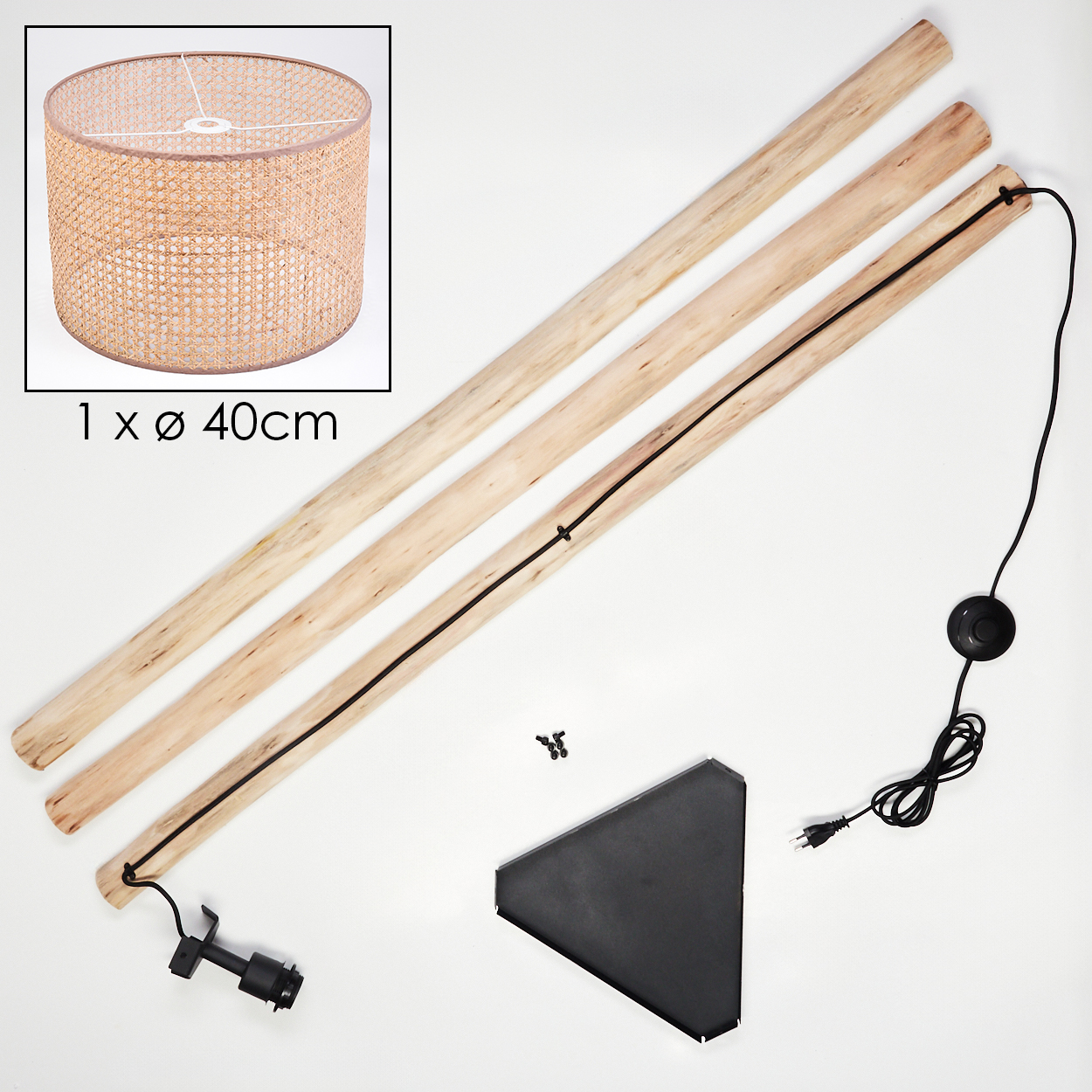 Lampenteile auf Weiß. Ein Lampenschirm, Holzstangen, ein Sockel, Schrauben, ein Kabel und ein Fußschalter sind sichtbar.