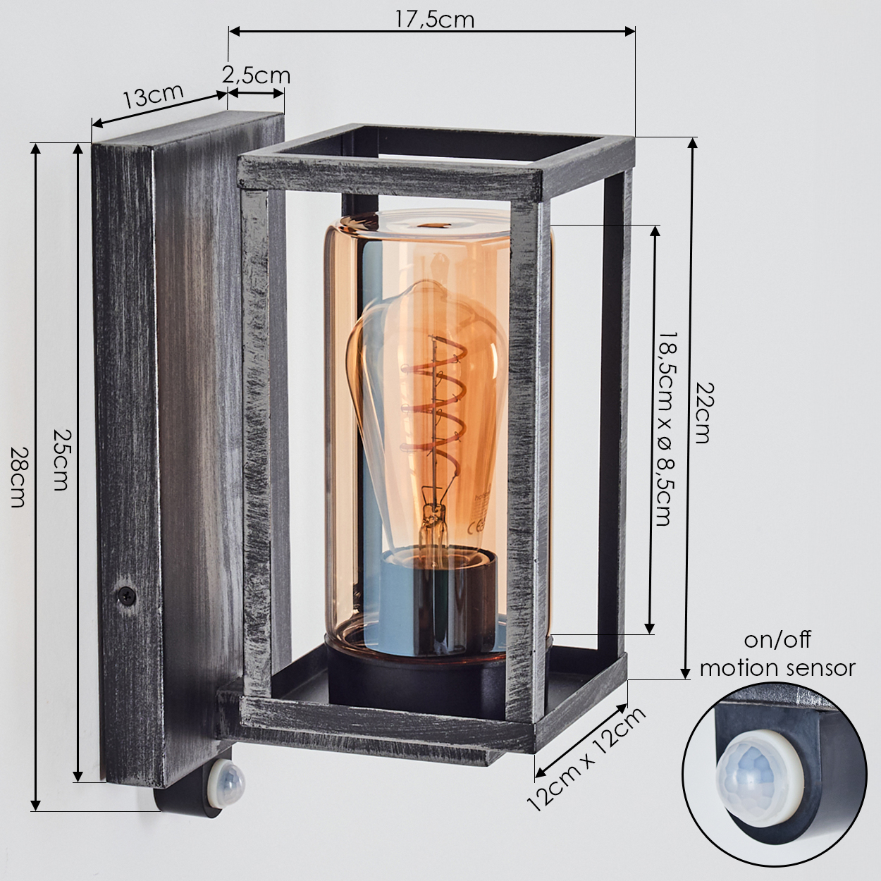 Eine Wandlampe mit Abmessungen. Sie hat ein Käfigdesign, eine orangefarbene Glühbirne und einen Bewegungssensor. Die Abmessungen sind ebenfalls angegeben.