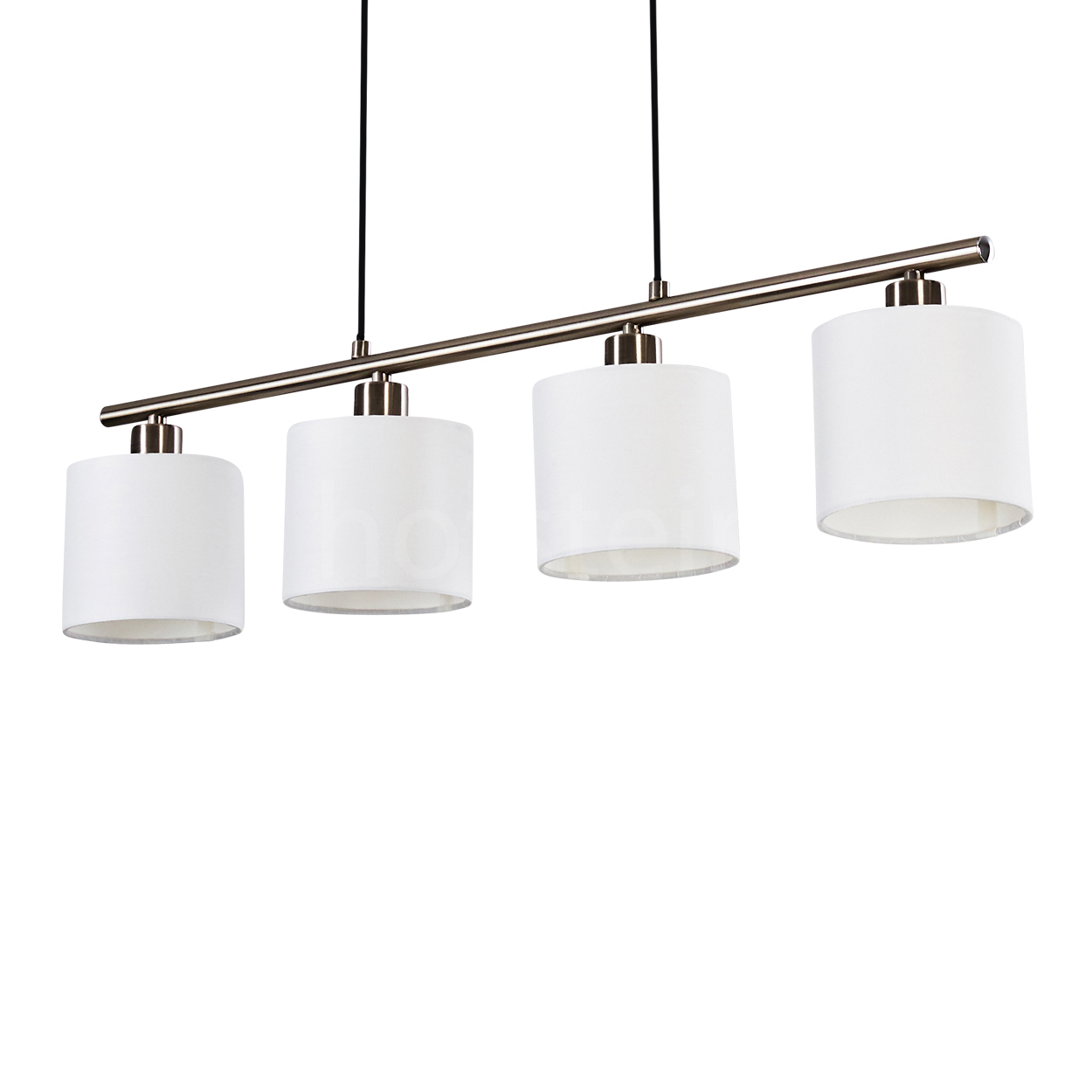 Eine moderne Leuchte mit vier weißen, zylindrischen Schirmen, die an einer silbernen Stange hängen. Schwarze Kabel hängen von der Decke.