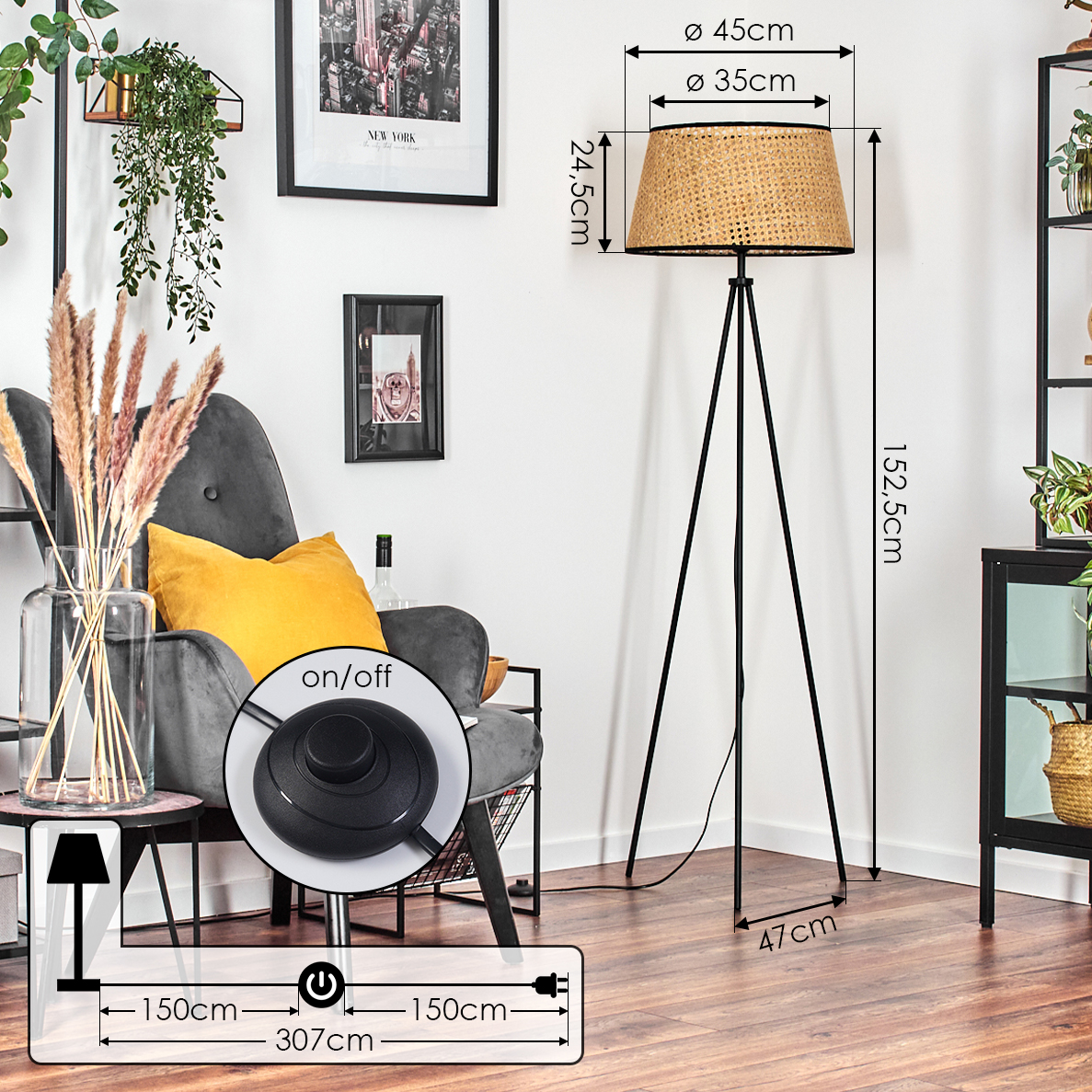Eine Stehlampe mit gewebtem Lampenschirm steht neben einem grauen Sessel und einem schwarzen Regal. Maße und Details sind angegeben.