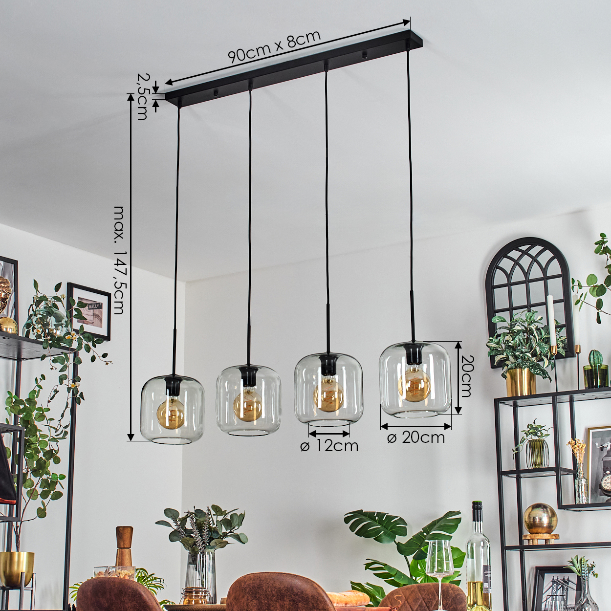 Eine moderne Deckenleuchte mit vier Glaslampen hängt von der Decke. Die Lampen beleuchten einen Esstisch mit Gläsern und Flaschen.