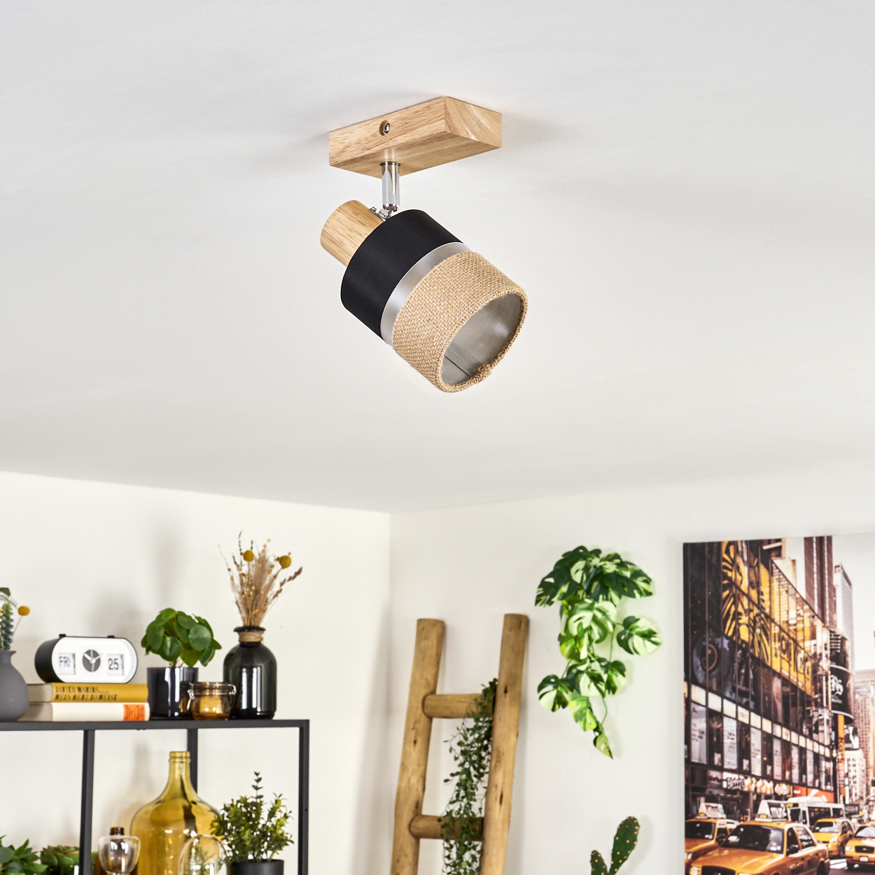 Deckenstrahler mit Holz-, Schwarz- und Beigetönen. Ein Raum mit Dekoration, Leiter und einem New York City-Druck.