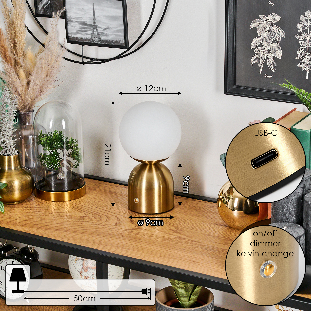 Eine goldene Tischlampe mit einer weißen Kugel. Sie steht auf einem Holzregal mit Dekoration und einem gerahmten Bild im Hintergrund.