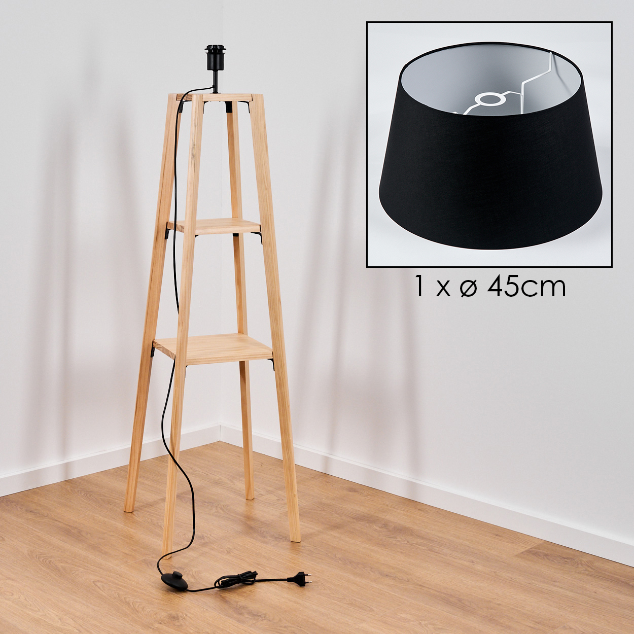 Eine Stehlampe aus Holz mit schwarzem Lampenschirm. Die Lampe hat drei Holzregale und ein schwarzes Kabel. Der Lampenschirm ist schwarz mit weißem Innenraum.