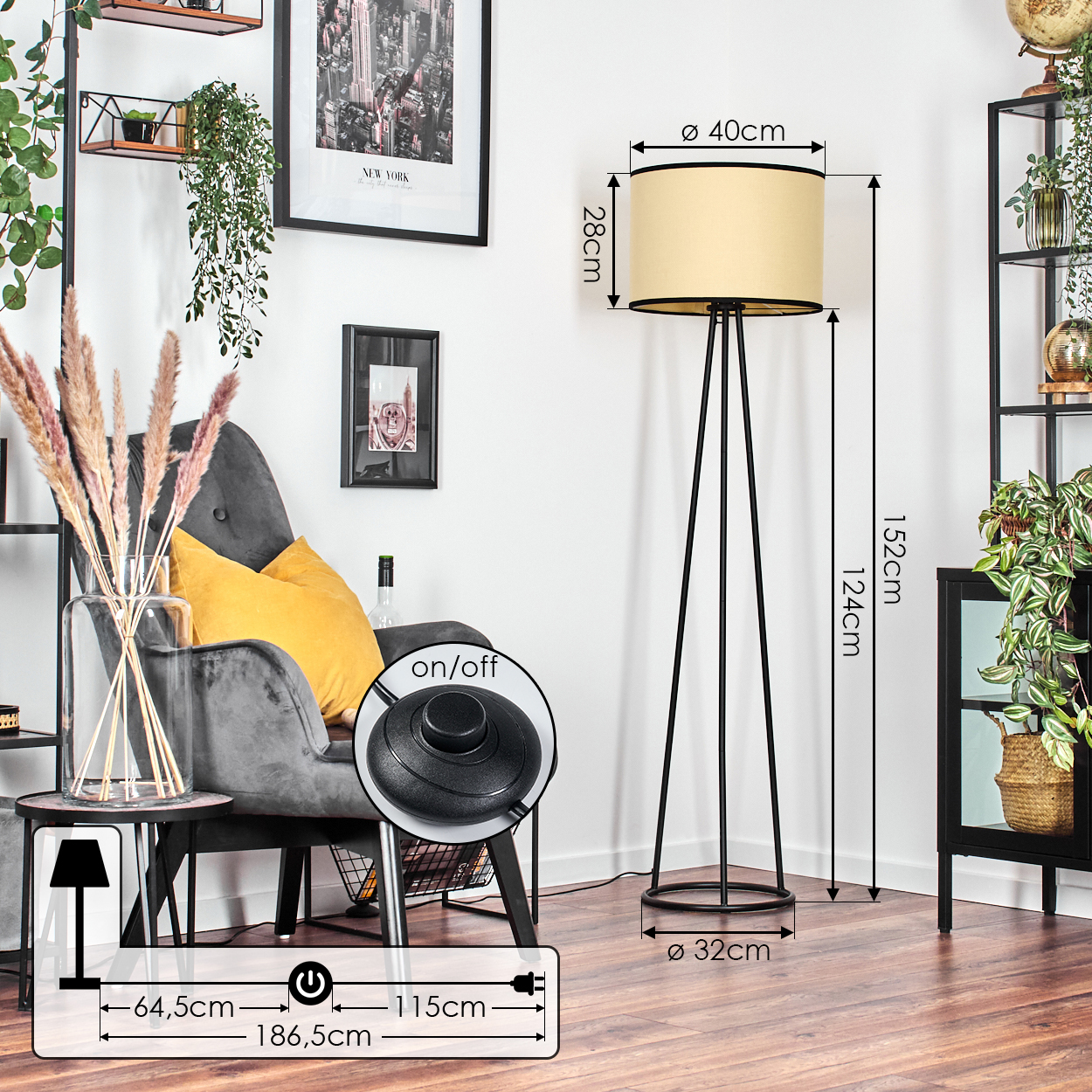 Ein Raum mit Stehlampe, Sessel und Dekorationen. Die Lampe hat einen beigen Schirm und schwarze Beine. Der Sessel ist grau.