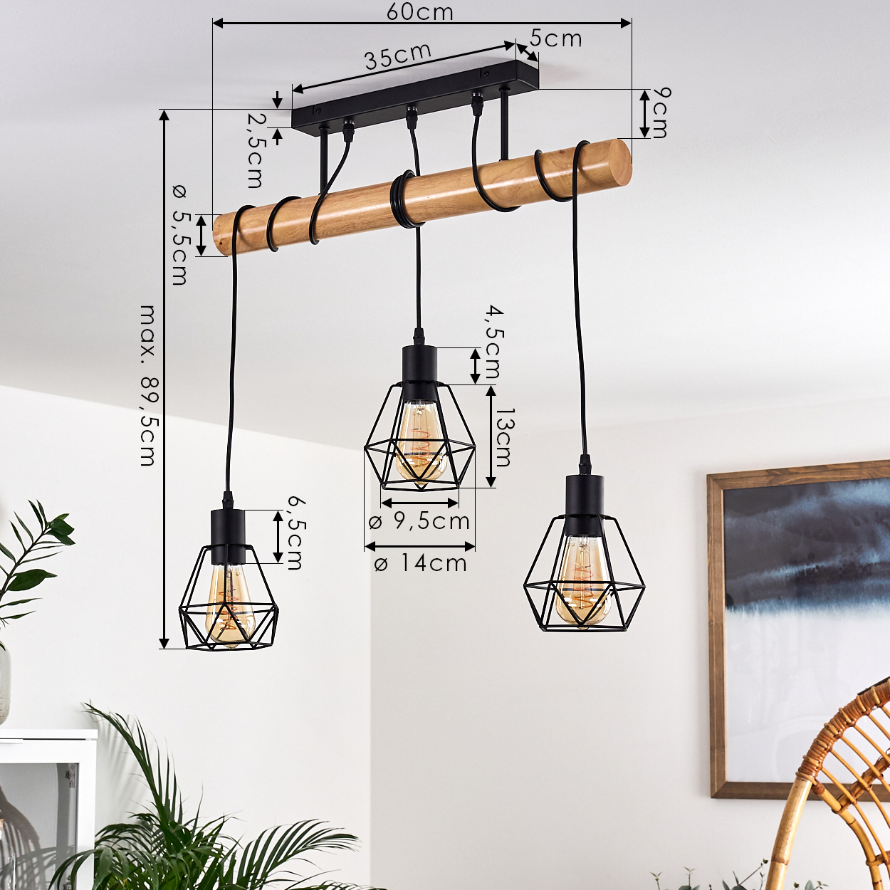 Eine Deckenleuchte mit drei schwarzen geometrischen Lampen, Holzbalken und schwarzen Kabeln. Abmessungen in Zentimetern angegeben.