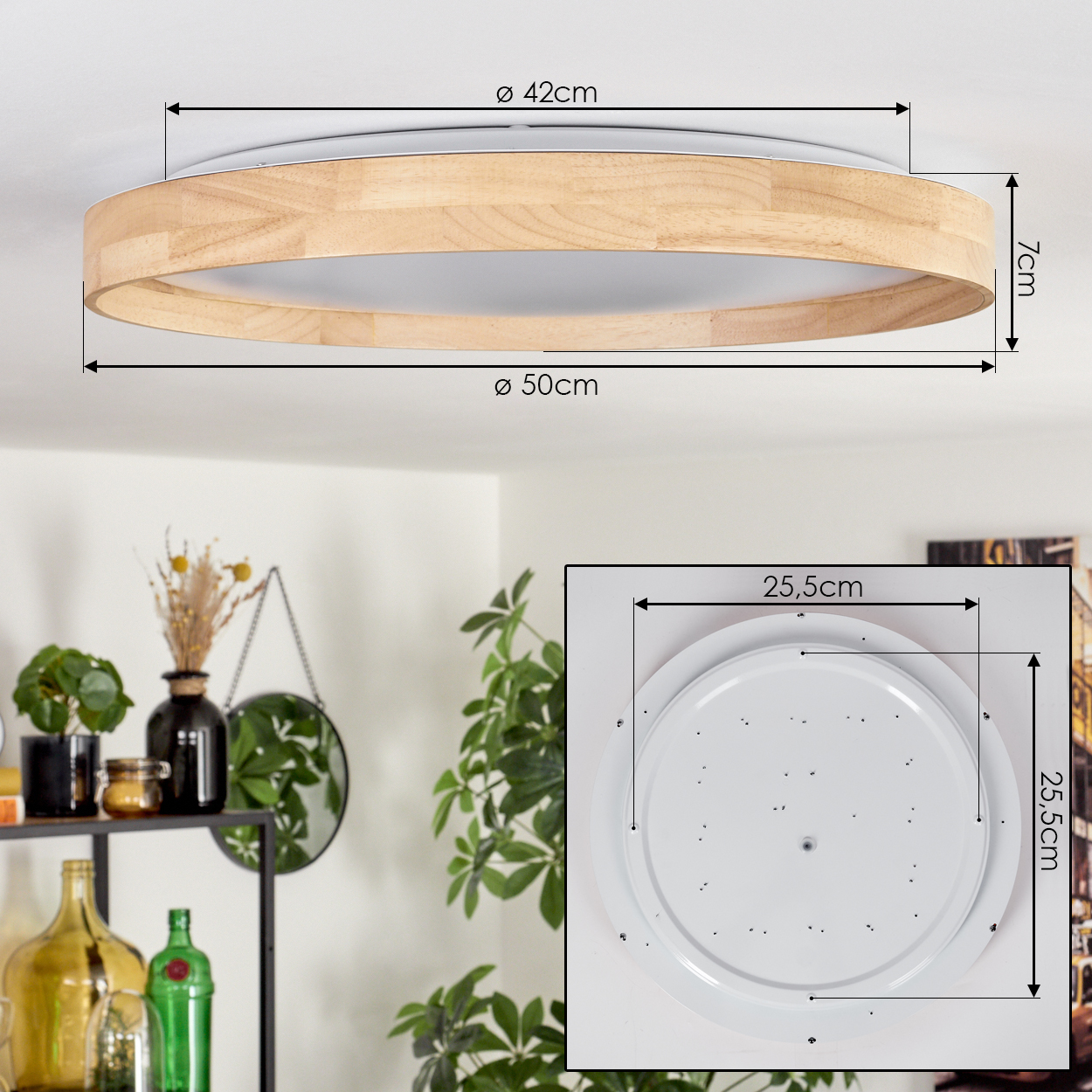Eine runde Deckenlampe aus Holz mit Maßen. Eine detaillierte Einlage zeigt den inneren weißen Teil mit Schrauben. Pflanzen und Deko im Hintergrund.