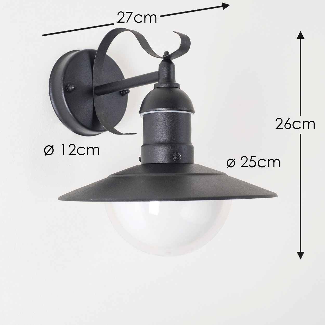 Schwarze Wandlampe mit kreisförmiger Basis, gebogenem Arm und nach unten gerichteten Schirm mit weißem Globus, an weißer Wand montiert.