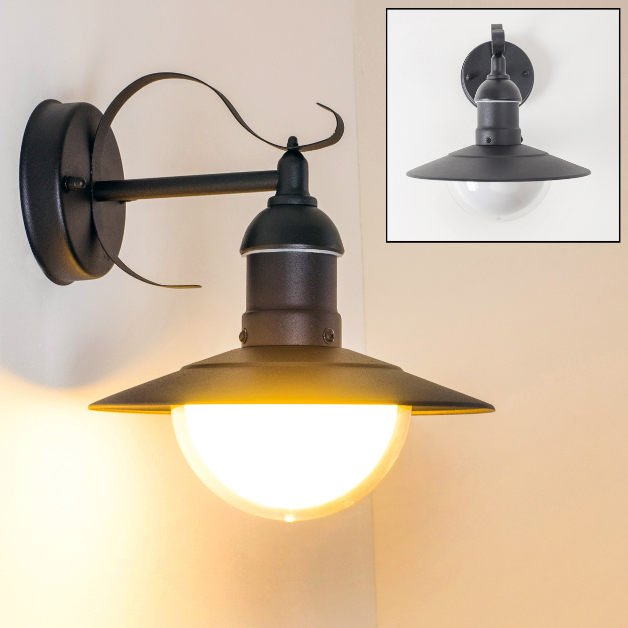 Schwarze Wandleuchte für den Außenbereich mit gebogenem Arm und kugelförmiger Glasabdeckung. Die Lampe befindet sich an einer weißen Wand.