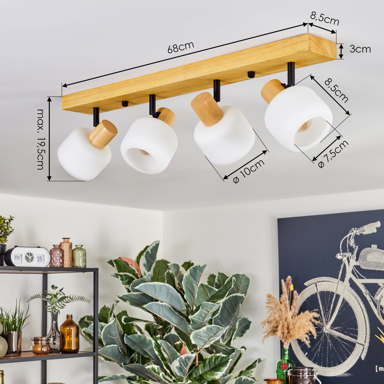 Deckenleuchte mit vier weißen Lampen und Holzakzenten. Die Szene umfasst Pflanzen, Dekorationsartikel und Fahrradkunst.