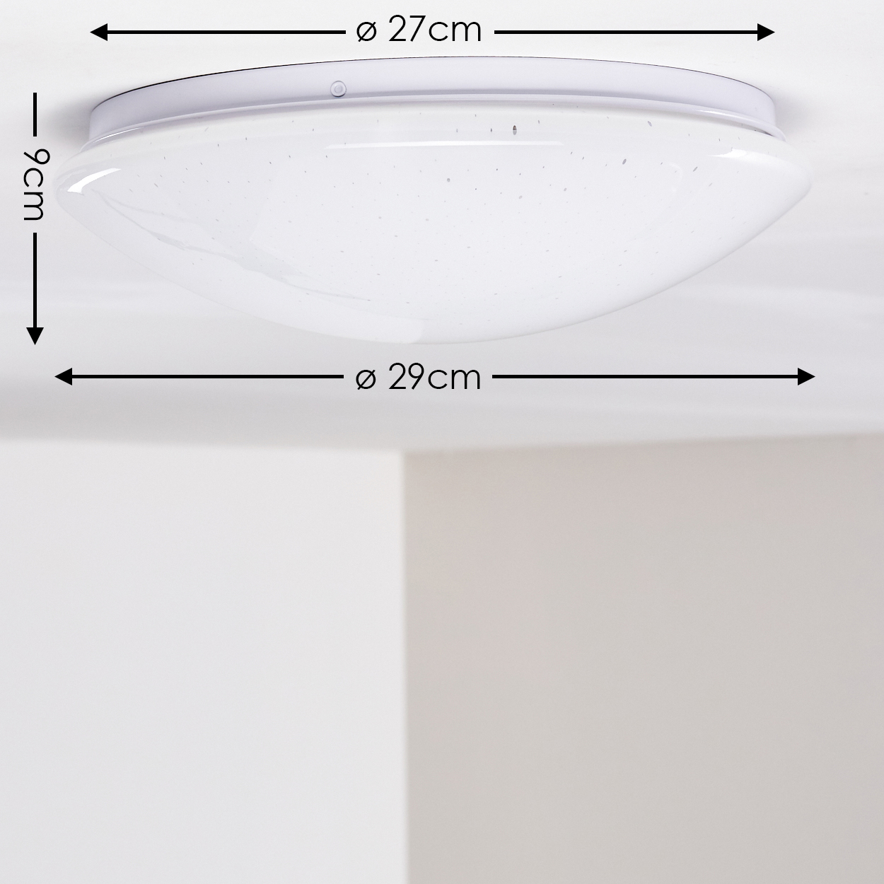 Weiße Deckenlampe mit den Maßen: 29 cm Durchmesser, 27 cm Durchmesser und 9 cm Höhe. Der Hintergrund zeigt eine weiße Decke und Wand.