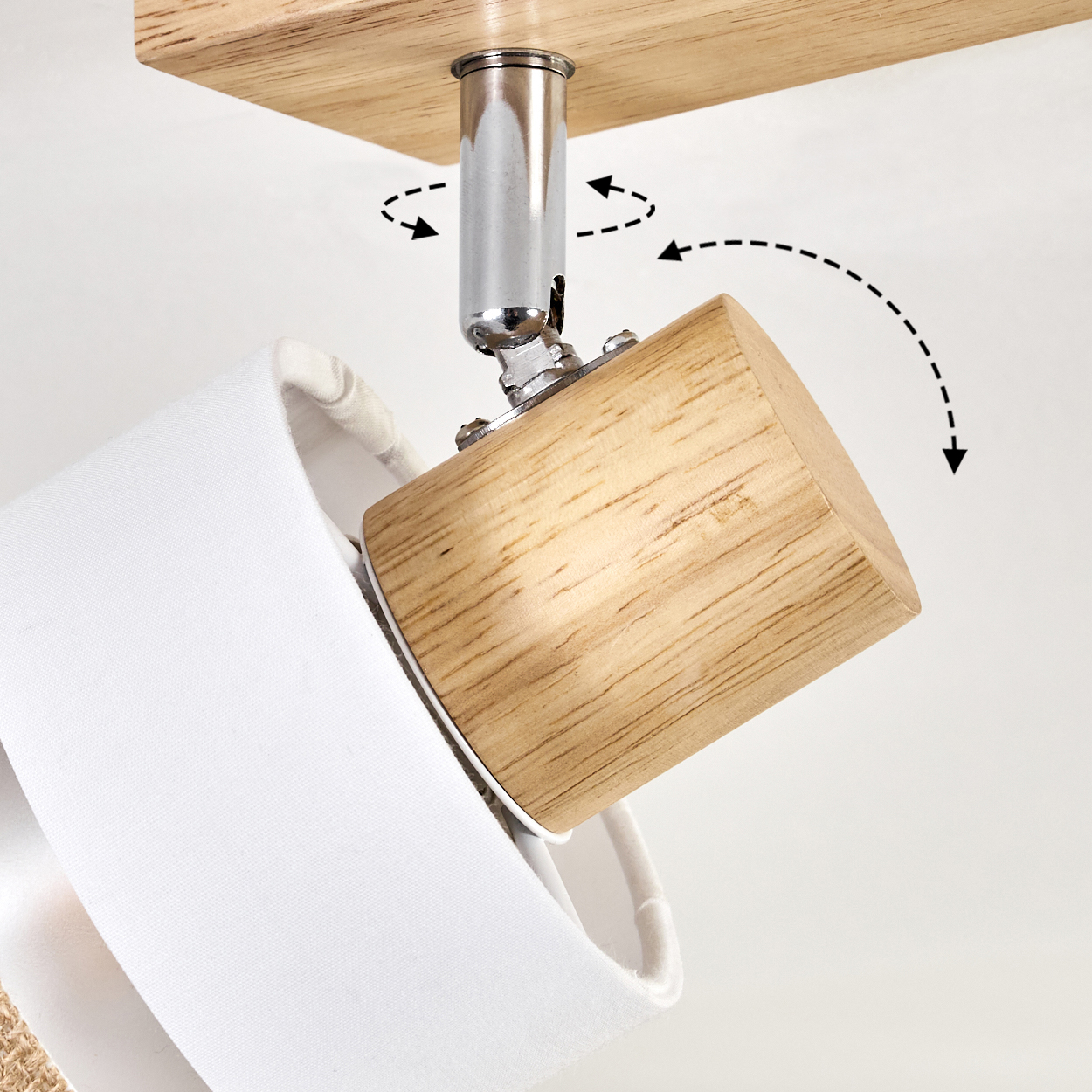 Eine Holzlampe mit weißem Lampenschirm. Die Lampe ist mit einem Metallgelenk an einer Holzdecke befestigt. Pfeile zeigen die Verstellbarkeit an.