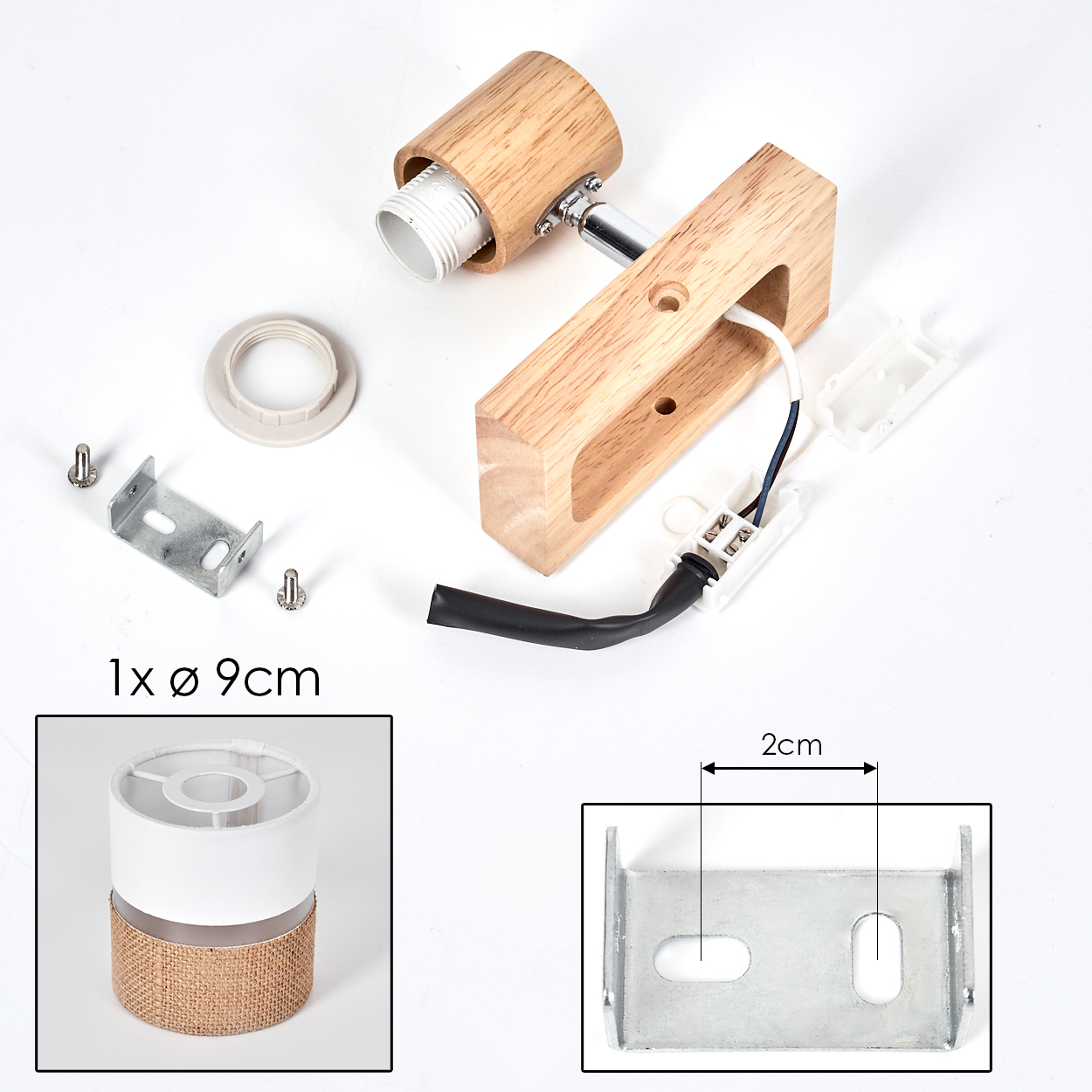 Teile einer Wandlampe aus Holz. Enthält Holzteile, Schrauben, einen Lampenschirm und eine Metallhalterung. Der Hintergrund ist weiß.