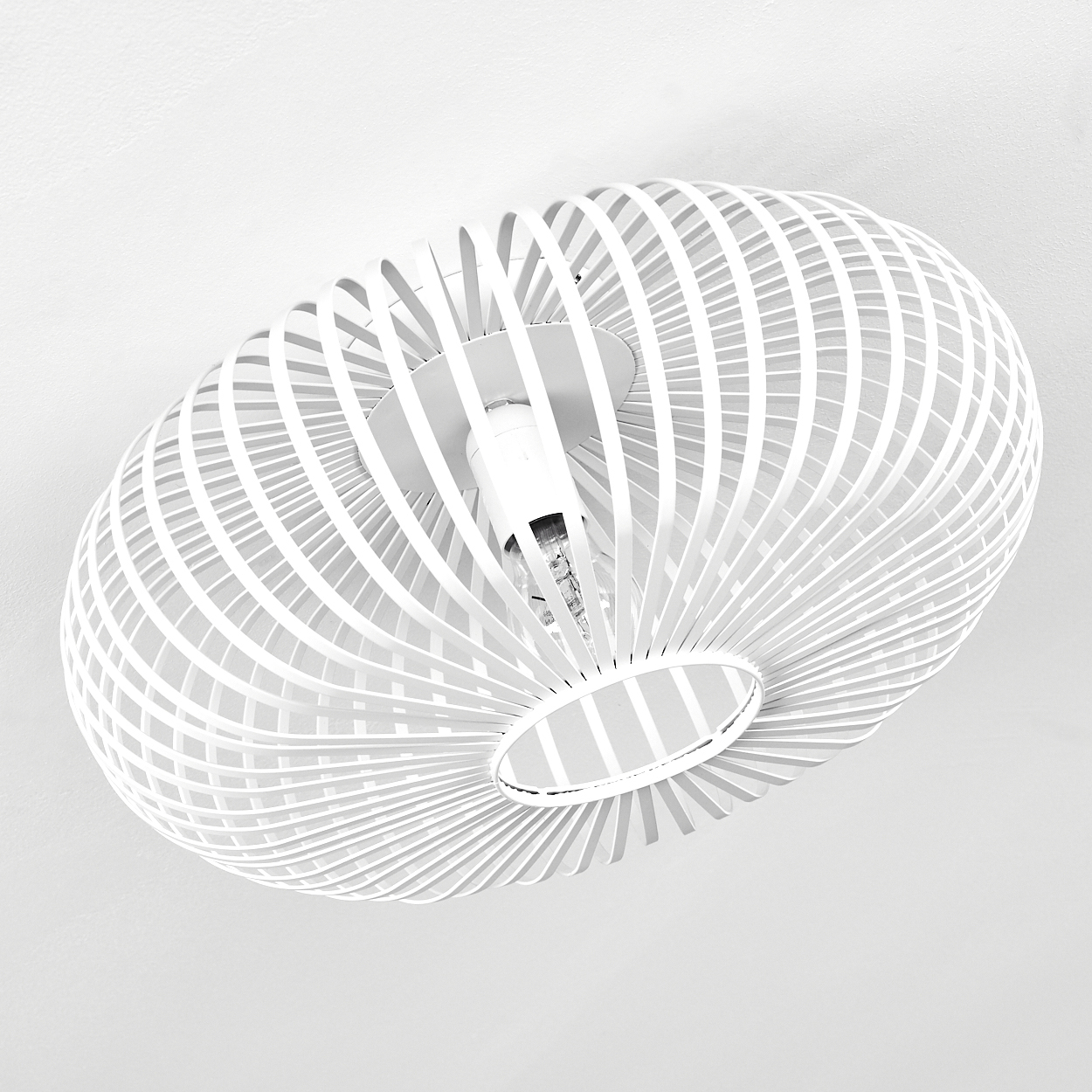 Eine weiße, ovale Deckenlampe mit käfigartigem Design. Die Glühbirne ist sichtbar. Der Hintergrund ist eine weiße Decke.