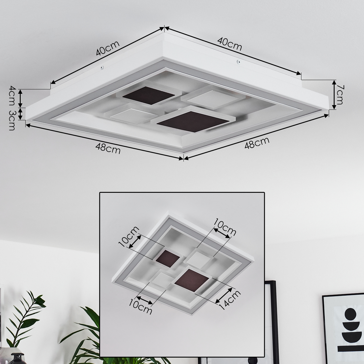 Weiße quadratische Deckenlampe mit geometrischem Design. Sie hat graue und braune Quadrate. Maße sind angegeben. Eine Pflanze und Kunst sind im Hintergrund.