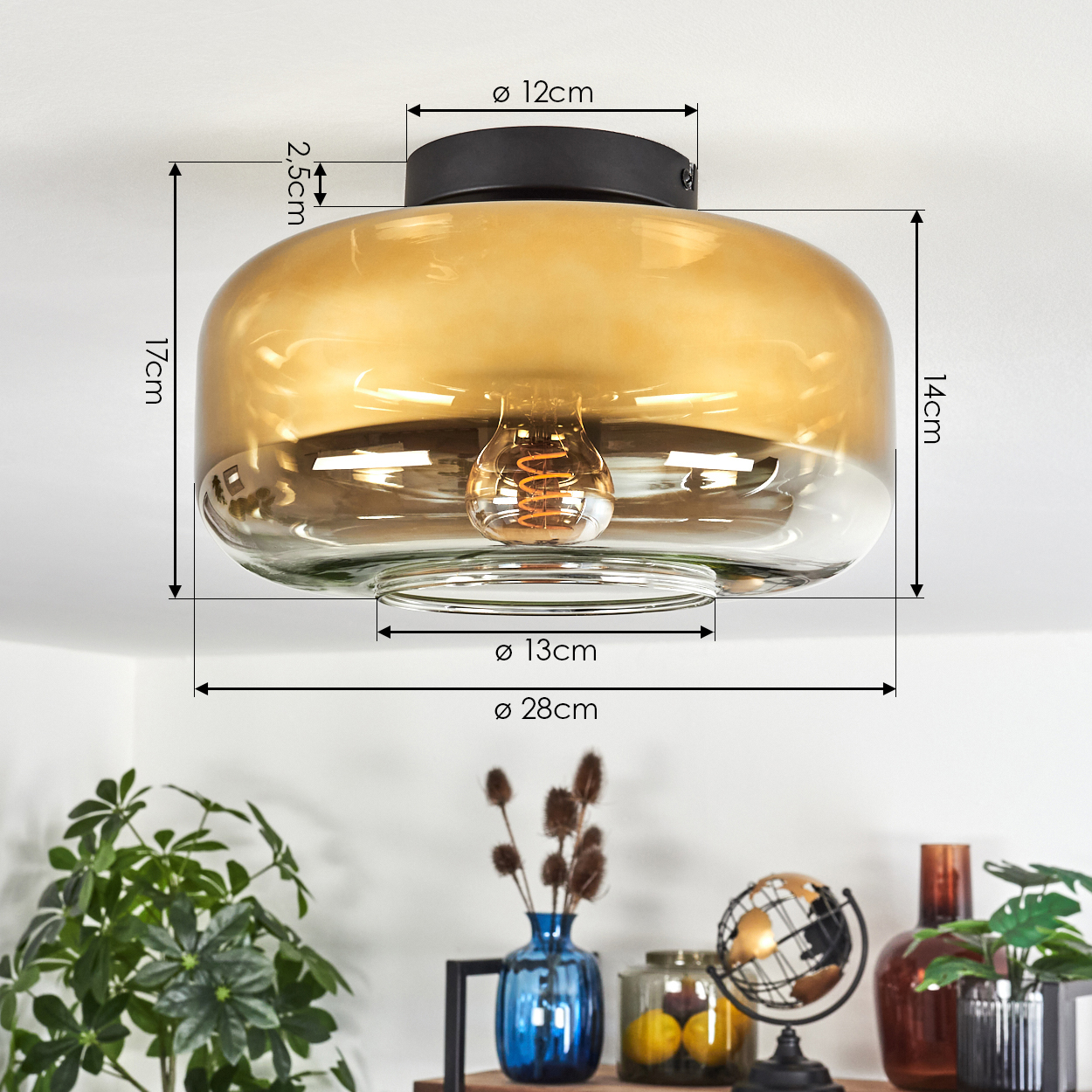 Eine Deckenleuchte mit Markierungen der Abmessungen. Darunter ein Regal mit Pflanzen, Vasen, einem Globus und Dekorationsartikeln. Das Licht ist Glas.