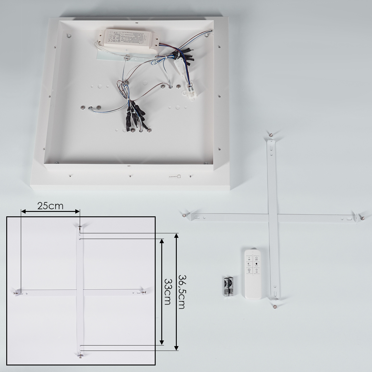 Weißes quadratisches LED-Panel mit Komponenten, Querstange, Fernbedienung und Batterien. Abmessungen sind angegeben, mit 25 cm, 33 cm und 36,5 cm.
