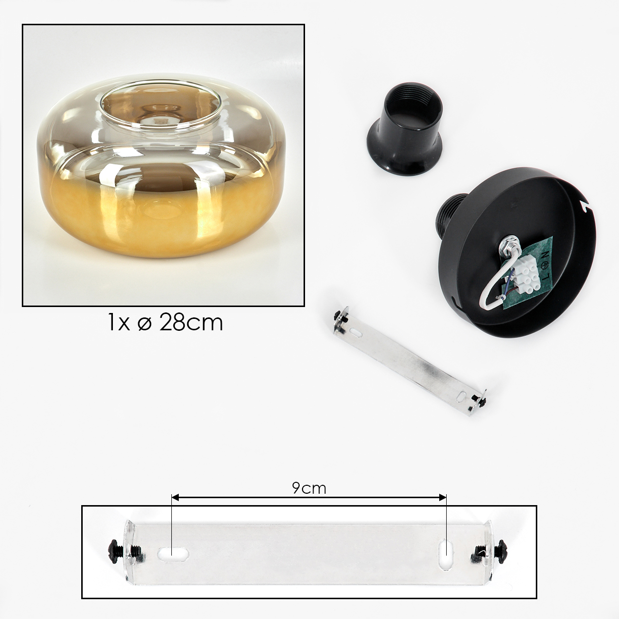 Ein Lampenschirm aus Glas mit goldenem Boden, schwarzer Deckenhalterung, Metallhalterung und schwarzem Fitting. Auf weißem Hintergrund.