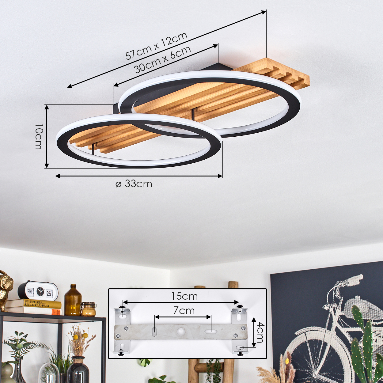 Moderne Deckenlampe mit zwei kreisförmigen Lichtern. Holzplanke und schwarze Details. Maße in cm angegeben. Im Hintergrund eine Halterung.