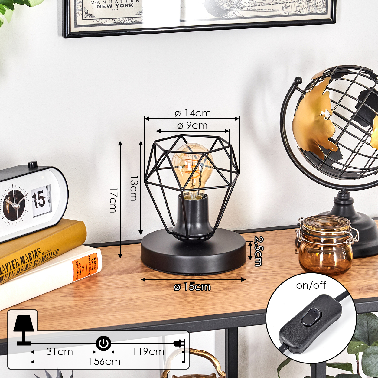 Eine schwarze Schreibtischlampe mit geometrischem Schirm. Ein Globus, ein Wecker und Bücher stehen auf dem hölzernen Schreibtisch.