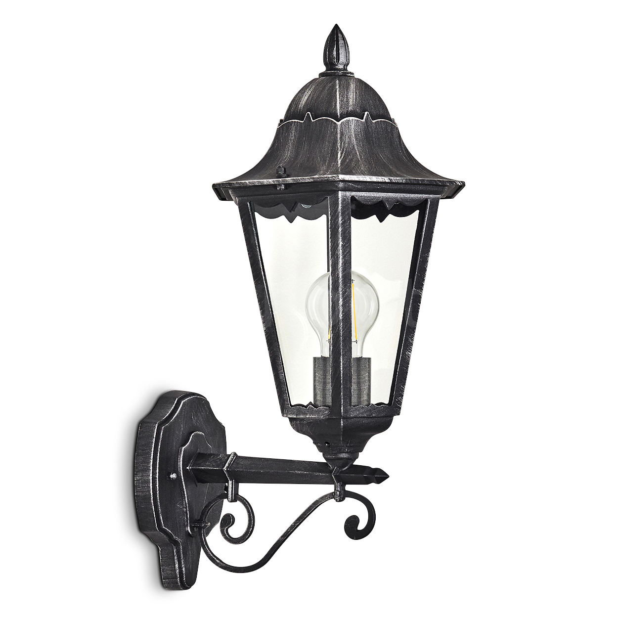 Eine an der Wand montierte, verzierte Lampe. Sie ist metallgrau und hat ein klares Glasgehäuse für die Glühbirne. Die Lampe befindet sich auf weißem Hintergrund.