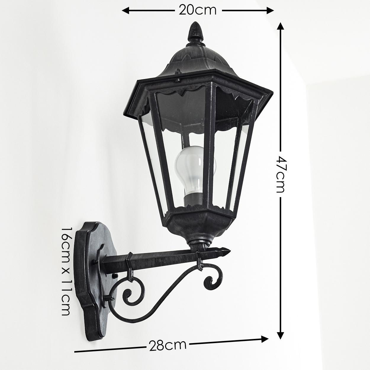 Schwarze Wandlampe mit klaren Glasscheiben, einer weißen Glühbirne und dekorativen Metallarbeiten, an einer weißen Wand montiert, Maße angegeben.
