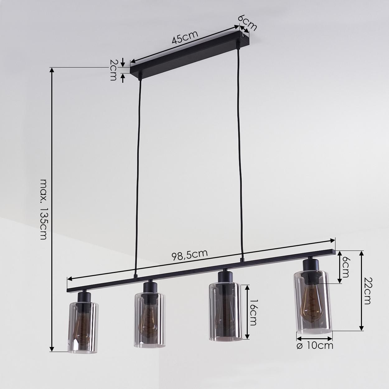 Eine schwarze, rechteckige Pendelleuchte mit vier zylindrischen Glasschirmen. Abmessungen sind beschriftet.
