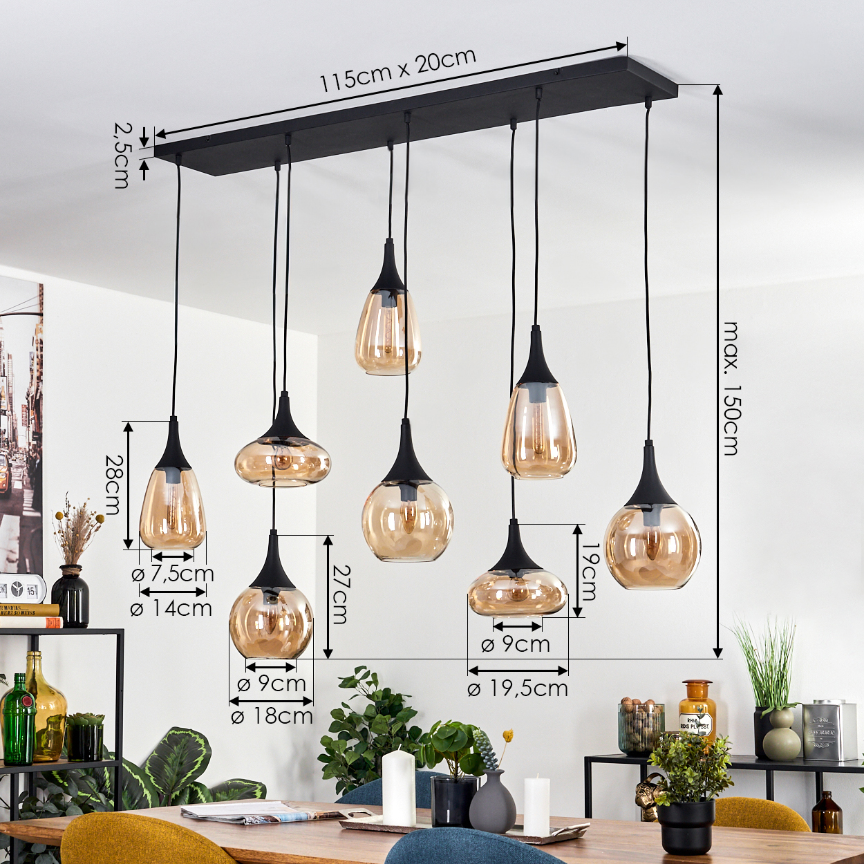 Eine schwarze, rechteckige Deckenlampe mit sechs bernsteinfarbenen Glasanhängern, Abmessungen sind angezeigt. Ein Esstisch befindet sich im Vordergrund.