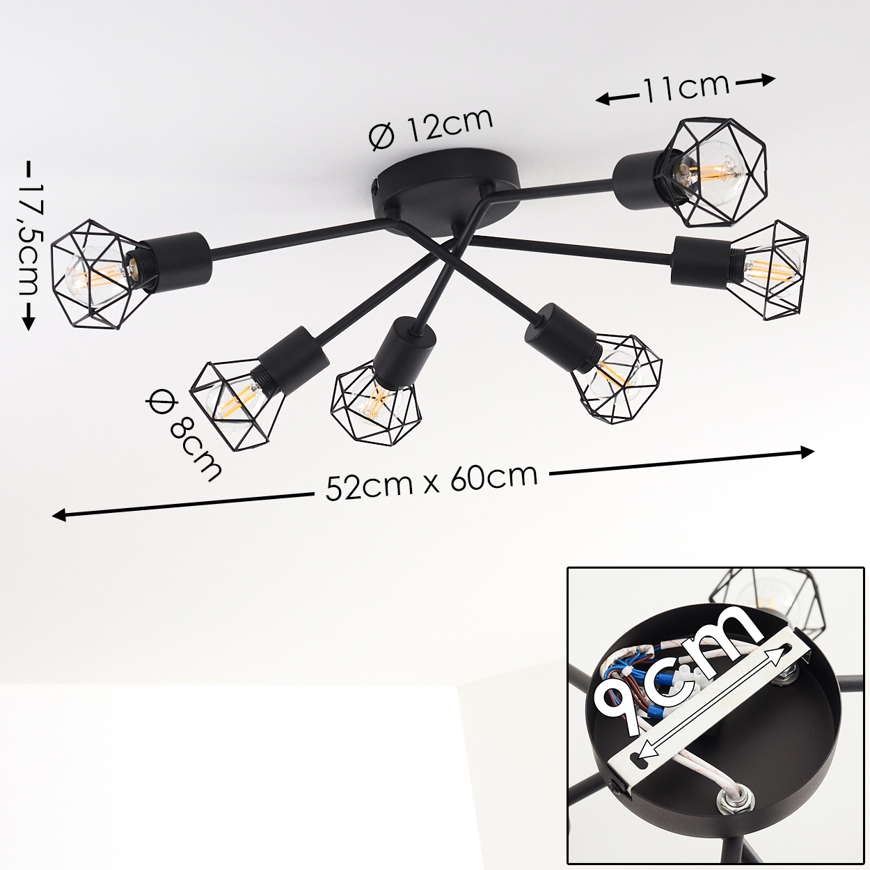 Schwarze Deckenlampe mit sechs Lichtern, geometrischen Schirmen und sichtbaren Abmessungen. Die Lampe ist an einer weißen Decke montiert.