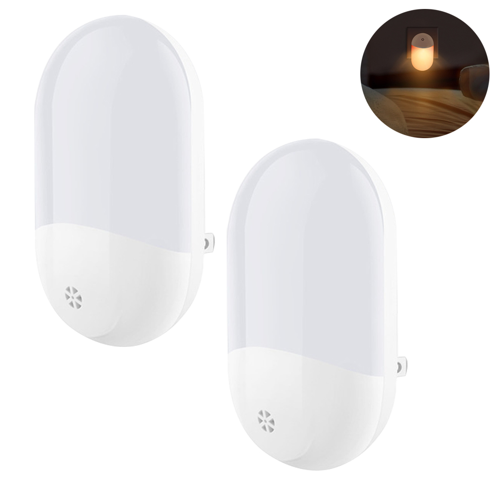 Zwei weiße, ovale Nachtlichter mit Stecker, eines eingesteckt, und ein kleineres Bild, das es in einem Raum zeigt.