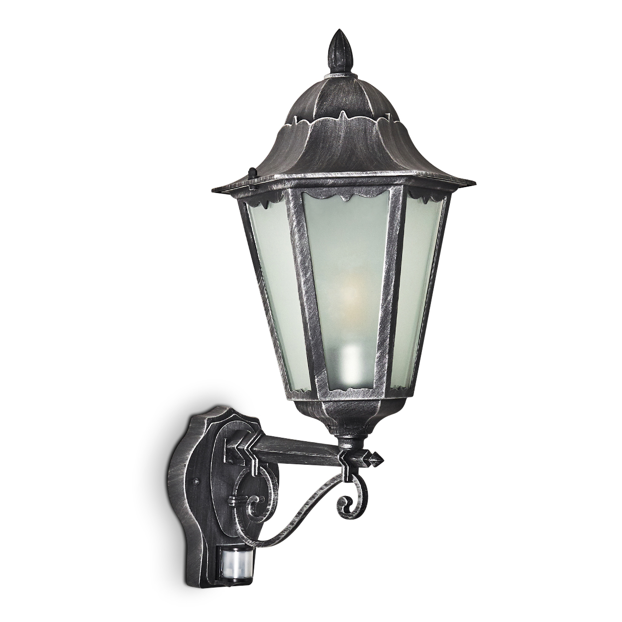 Eine dekorative Außenwandleuchte. Die Lampe ist silber und schwarz, mit einem Schirm aus Milchglas. Sie hat einen Bewegungssensor.