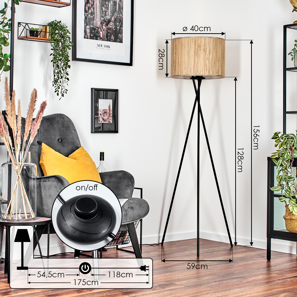 Ein Raum mit Stehlampe, Sessel, Bildern und Regalen. Die Lampe hat einen Bambusschatten. Der Stuhl ist grau mit gelbem Kissen.