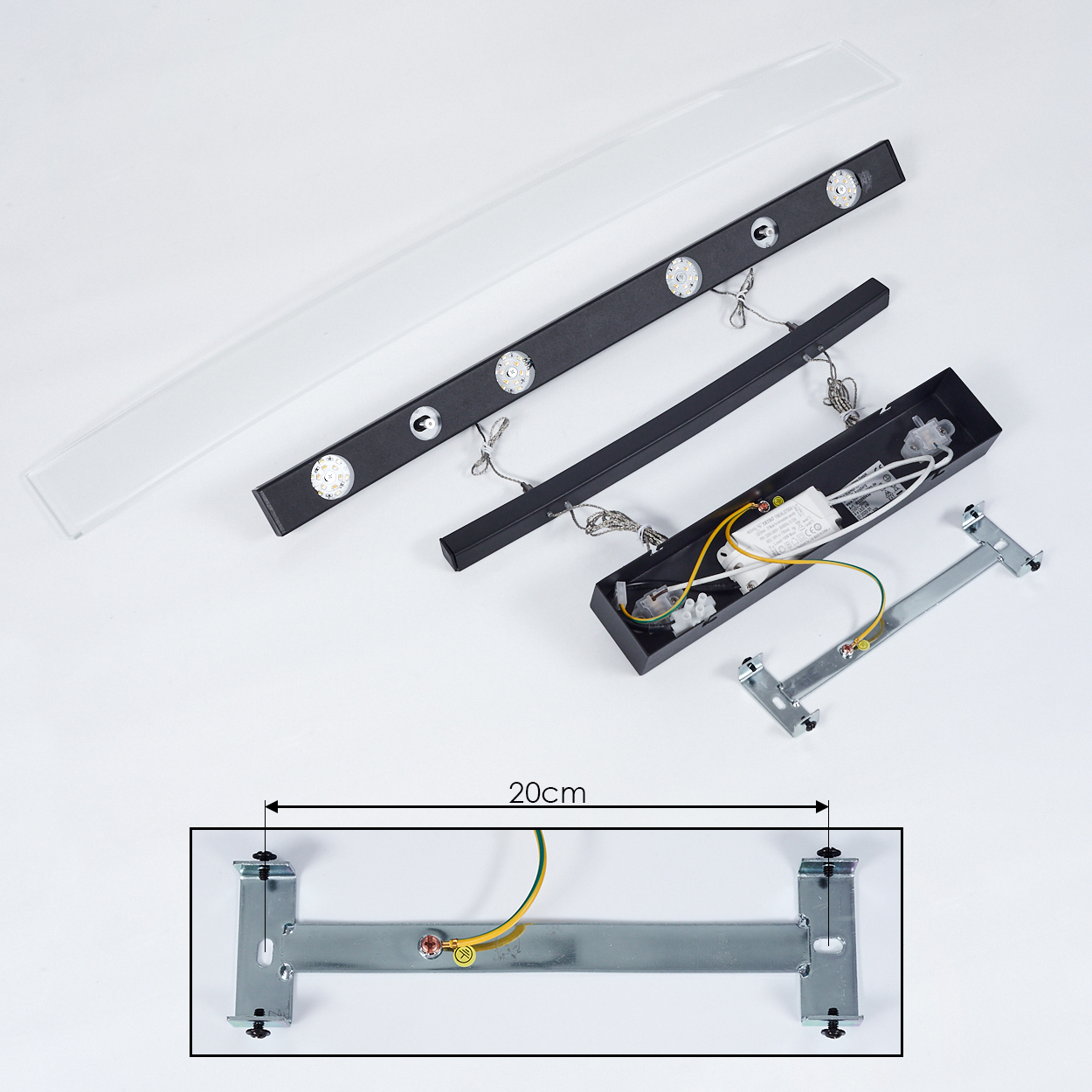 Zerlegte LED-Leuchte. Komponenten umfassen schwarze Balken mit LEDs, eine transparente Abdeckung, elektrische Komponenten und Halterungen.