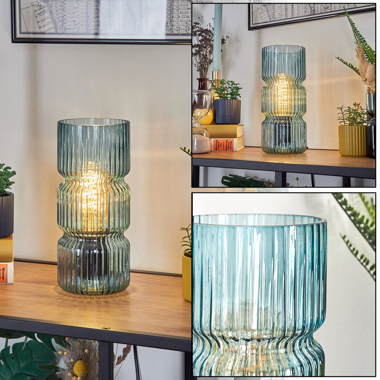 Eine blaue Glaslampe mit warmem Licht steht auf einem Holzregal, Pflanzen und andere Dekorationen sind im Hintergrund zu sehen.