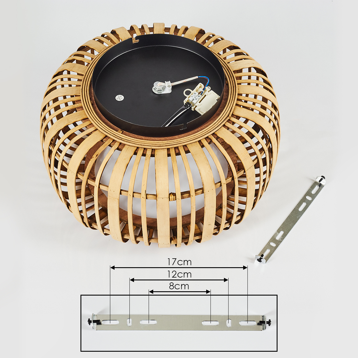 Ein Lampenschirm aus Korbgeflecht mit freiliegender elektrischer Komponente. Eine Metallhalterung ist in der Nähe. Text zeigt Größen 17 cm, 12 cm und 8 cm.