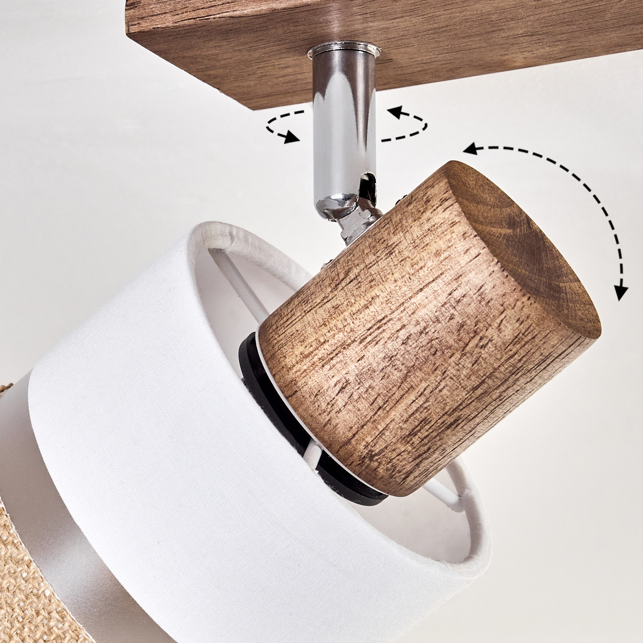 Eine Holzlampe ist an einem Holzdeckenteil befestigt. Die Lampe hat einen weißen Lampenschirm und ist verstellbar.