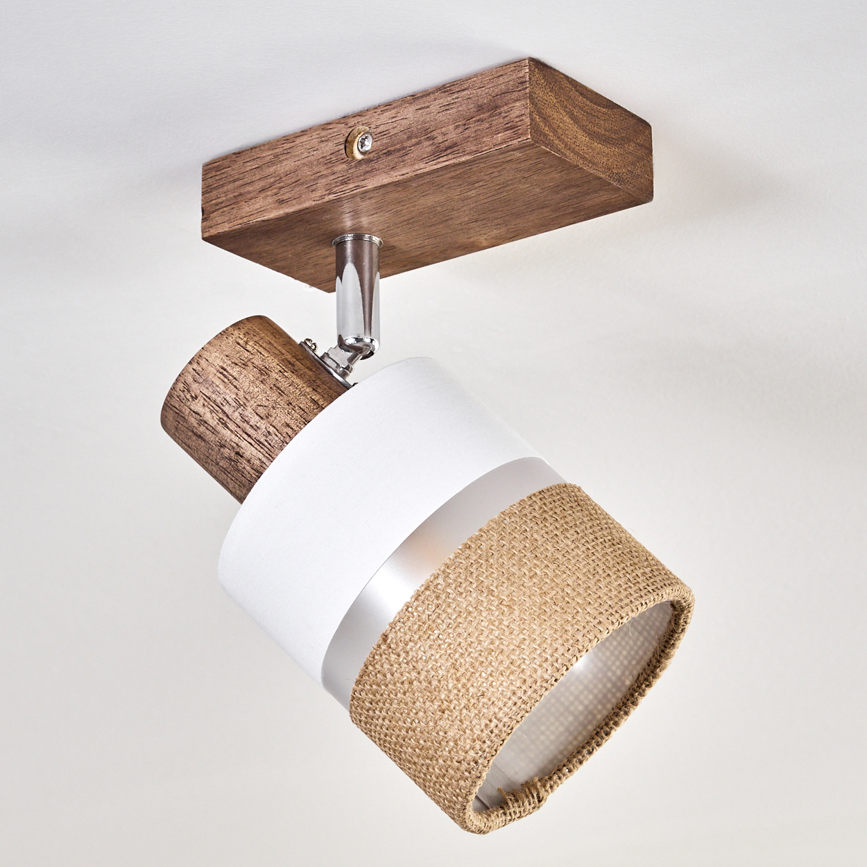 Deckenstrahler mit Holzsockel, weißem und Jute-Schirm und Metallarm. Der Hintergrund ist schlicht weiß.